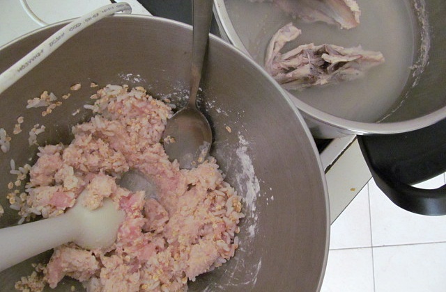 Vaříme pro kočky: recept na kuřecí sušenky - doplníme vývarem a rozmixujeme