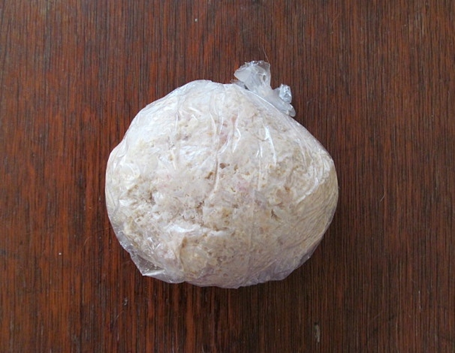 Vaříme pro kočky: recept na kuřecí sušenky - 30 minut necháme odpočívat v lednici