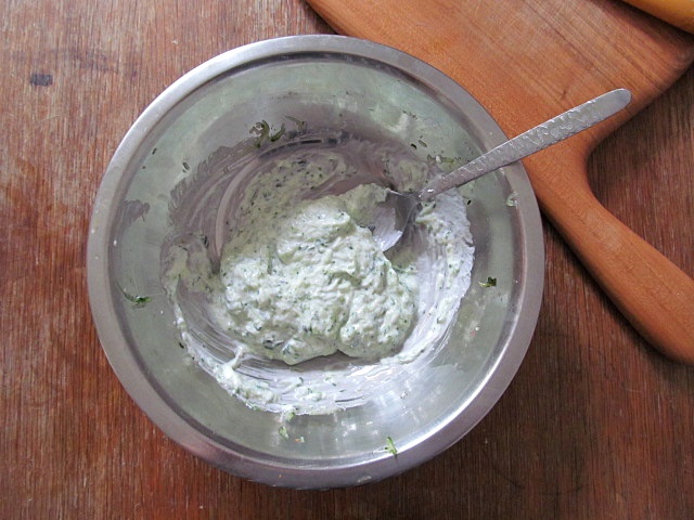 Vaříme pro kočky: tzatziki s králičím masem