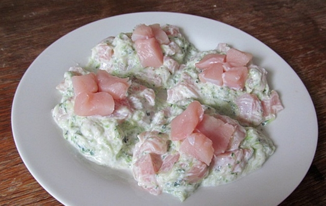 Vaříme pro kočky: tzatziki s králičím masem